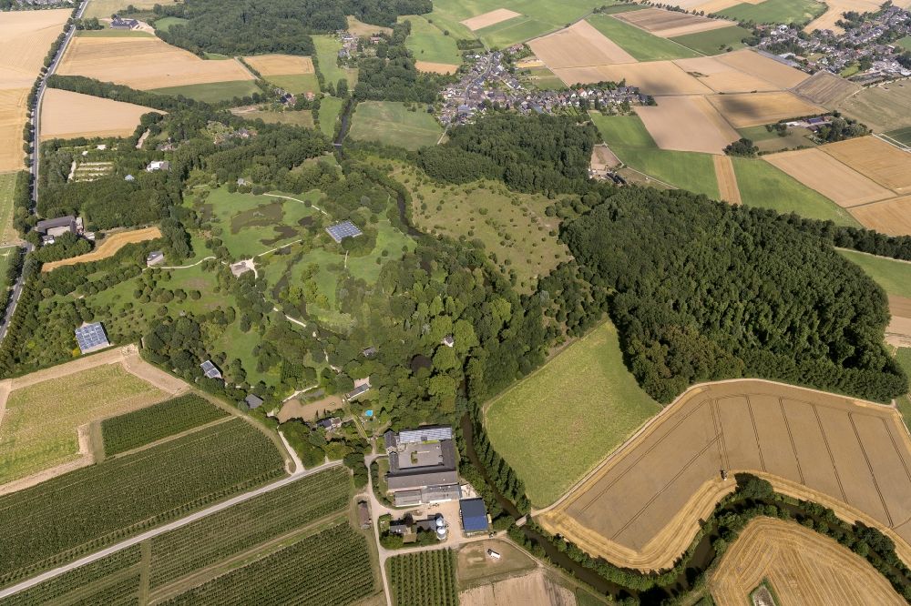 Neuss Holzheim aus der Vogelperspektive: Park- Gelände des Museum Insel Hombroich bei Neuss - Holzheim in Nordrhein-Westfalen