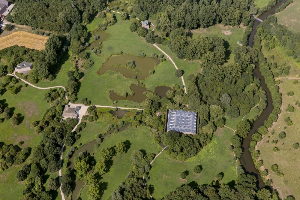 Luftbild Neuss Holzheim - Park- Gelände des Museum Insel Hombroich bei Neuss - Holzheim in Nordrhein-Westfalen