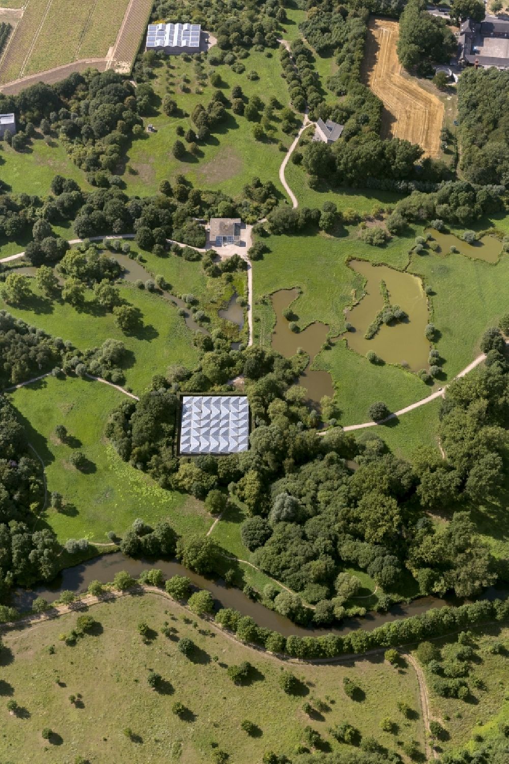 Luftaufnahme Neuss Holzheim - Park- Gelände des Museum Insel Hombroich bei Neuss - Holzheim in Nordrhein-Westfalen