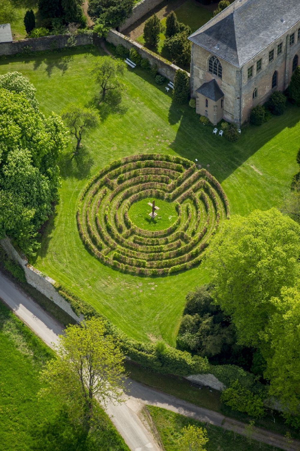 Luftaufnahme Steinfeld - Parkanlage als kreis - rundes Labyrinth in Steinfeld im Bundesland Nordrhein-Westfalen
