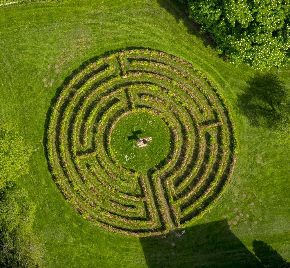 Steinfeld von oben - Parkanlage als kreis - rundes Labyrinth in Steinfeld im Bundesland Nordrhein-Westfalen