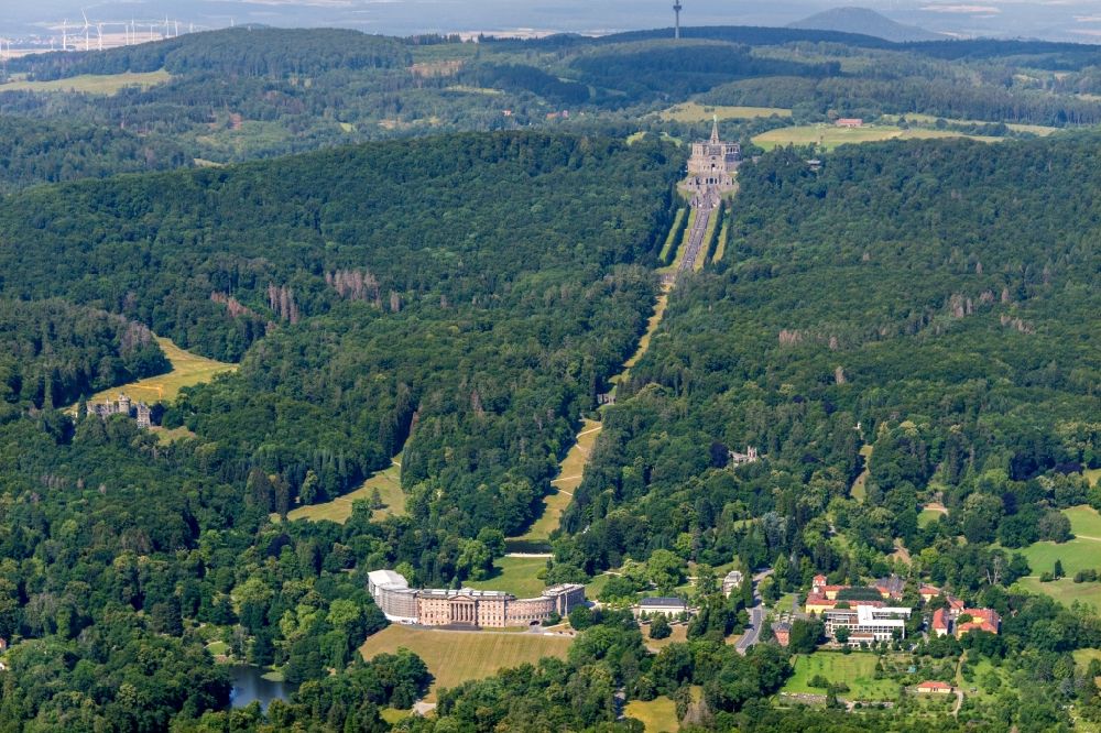 Luftaufnahme Kassel - Parkanlage Bergpark Wilhelmshöhe in Kassel im Bundesland Hessen, Deutschland, mit Schloss Wilhelmshöhe, Herkules Denkmal