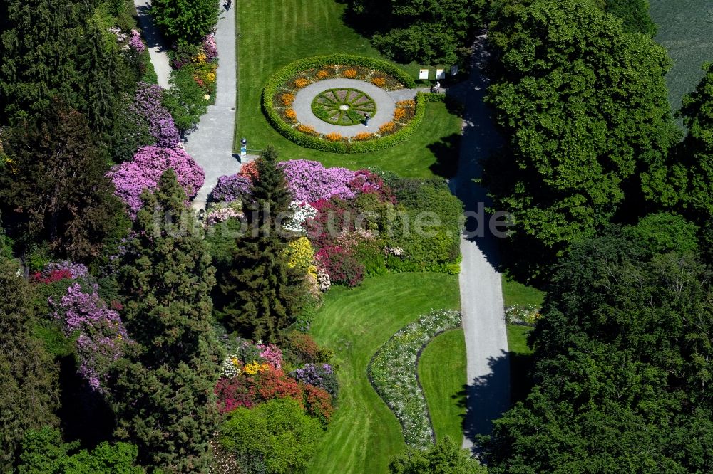 Luftaufnahme Konstanz - Parkanlage mit Blumenuhr auf der Insel Mainau im Bundesland Baden-Württemberg, Deutschland