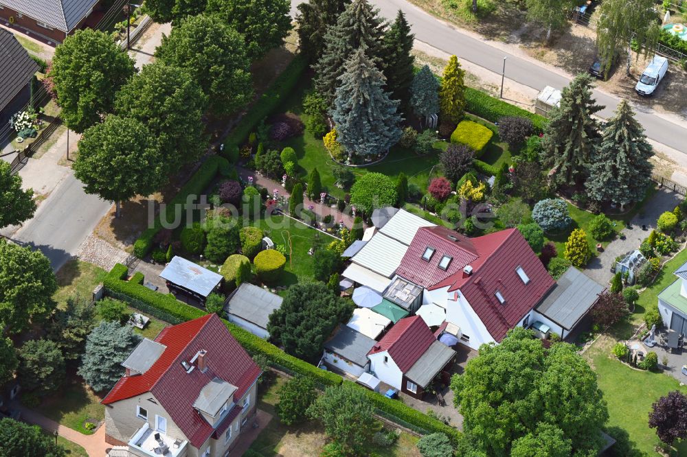 Luftaufnahme Berlin - Parkanlage in einer Einfamilienhaussiedlung in Berlin, Deutschland