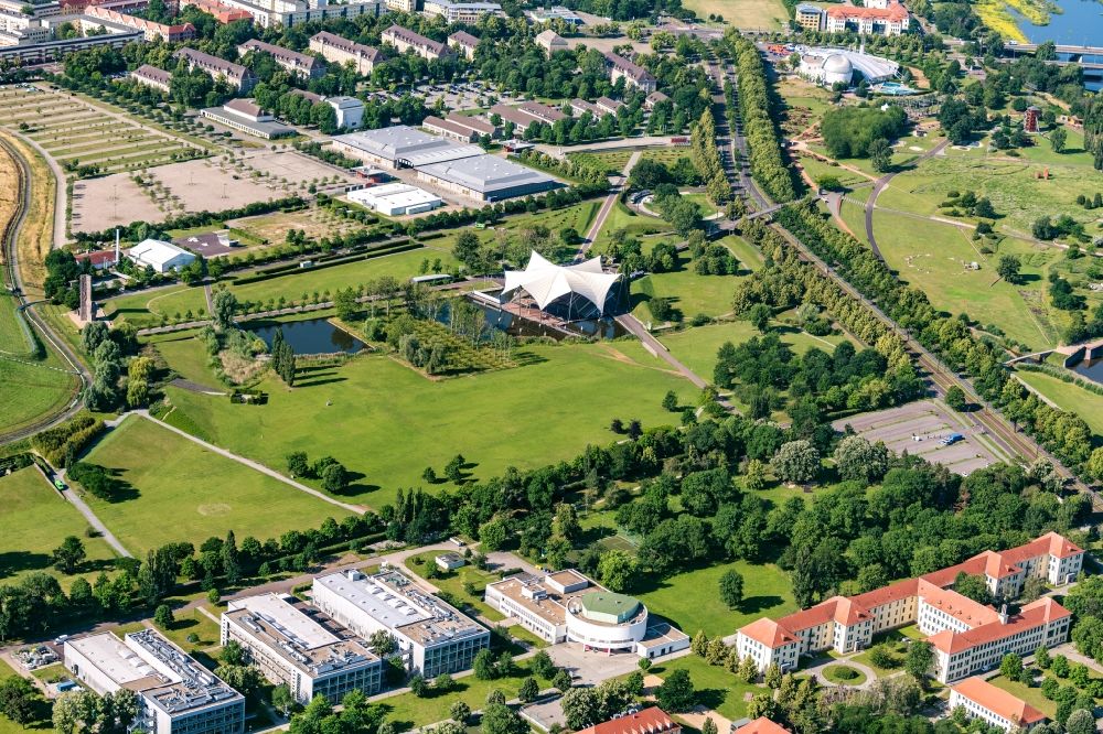 Magdeburg aus der Vogelperspektive: Parkanlage Elbauenpark mit der Seebühne in Magdeburg im Bundesland Sachsen-Anhalt, Deutschland