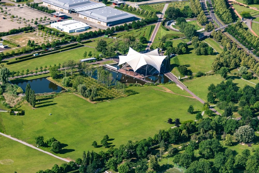 Luftbild Magdeburg - Parkanlage Elbauenpark mit der Seebühne in Magdeburg im Bundesland Sachsen-Anhalt, Deutschland
