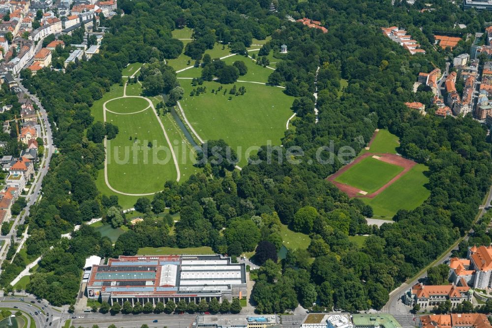 München aus der Vogelperspektive: Parkanlage Englischer Garten und Haus der Kunst in der Innenstadt von München im Bundesland Bayern