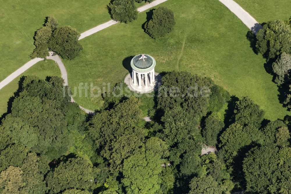 München von oben - Parkanlage Englischer Garten in München im Bundesland Bayern, Deutschland