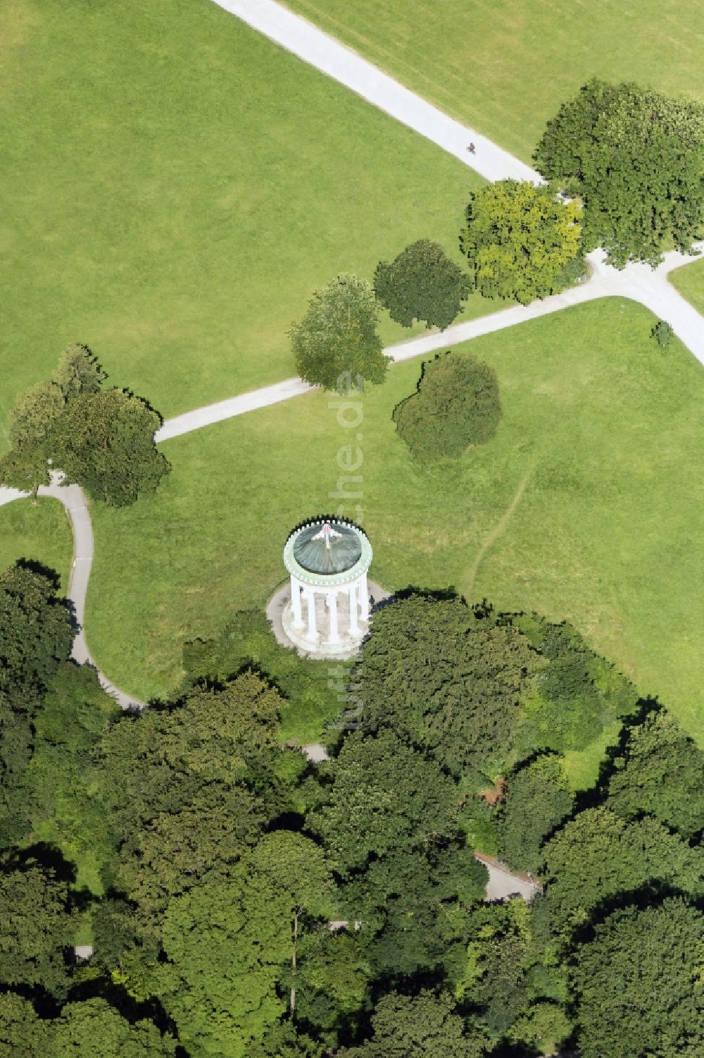 München aus der Vogelperspektive: Parkanlage Englischer Garten in München im Bundesland Bayern, Deutschland