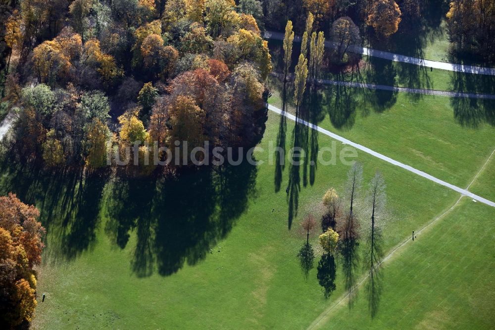 München aus der Vogelperspektive: Parkanlage Englischer Garten im Ortsteil Schwabing-Freimann in München im Bundesland Bayern, Deutschland