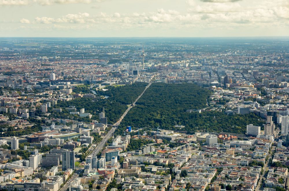 Luftbild Berlin - Parkanlage entlang der Straße des 17. Juli - Großer Stern im Ortsteil Tiergarten in Berlin, Deutschland