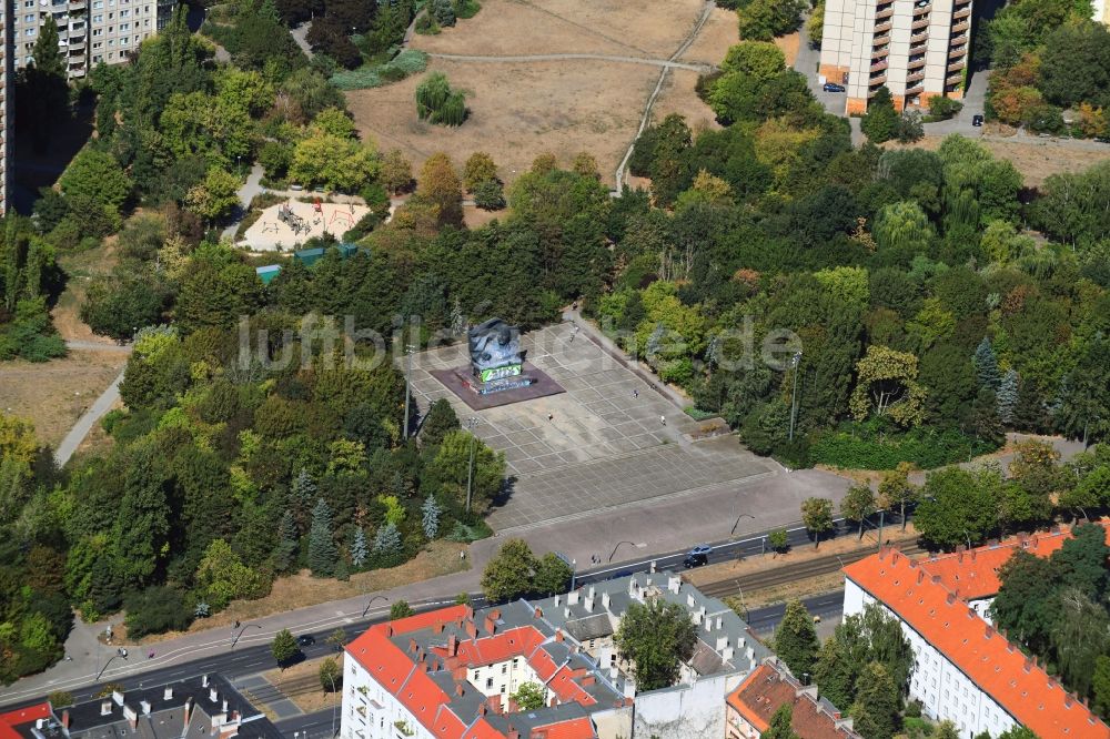 Berlin aus der Vogelperspektive: Parkanlage Ernst-Thälmann Park an der Lilli-Henoch-Straße im Ortsteil Prenzlauer Berg in Berlin, Deutschland