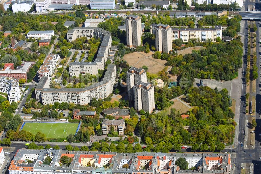 Luftbild Berlin - Parkanlage Ernst-Thälmann Park an der Lilli-Henoch-Straße im Ortsteil Prenzlauer Berg in Berlin, Deutschland
