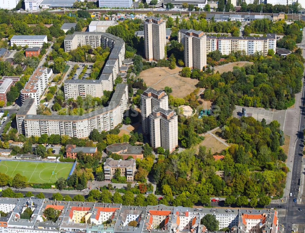 Luftaufnahme Berlin - Parkanlage Ernst-Thälmann Park an der Lilli-Henoch-Straße im Ortsteil Prenzlauer Berg in Berlin, Deutschland