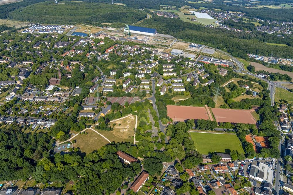 Dinslaken von oben - Parkanlage Freizeitanlage Lohberg in Dinslaken im Bundesland Nordrhein-Westfalen, Deutschland