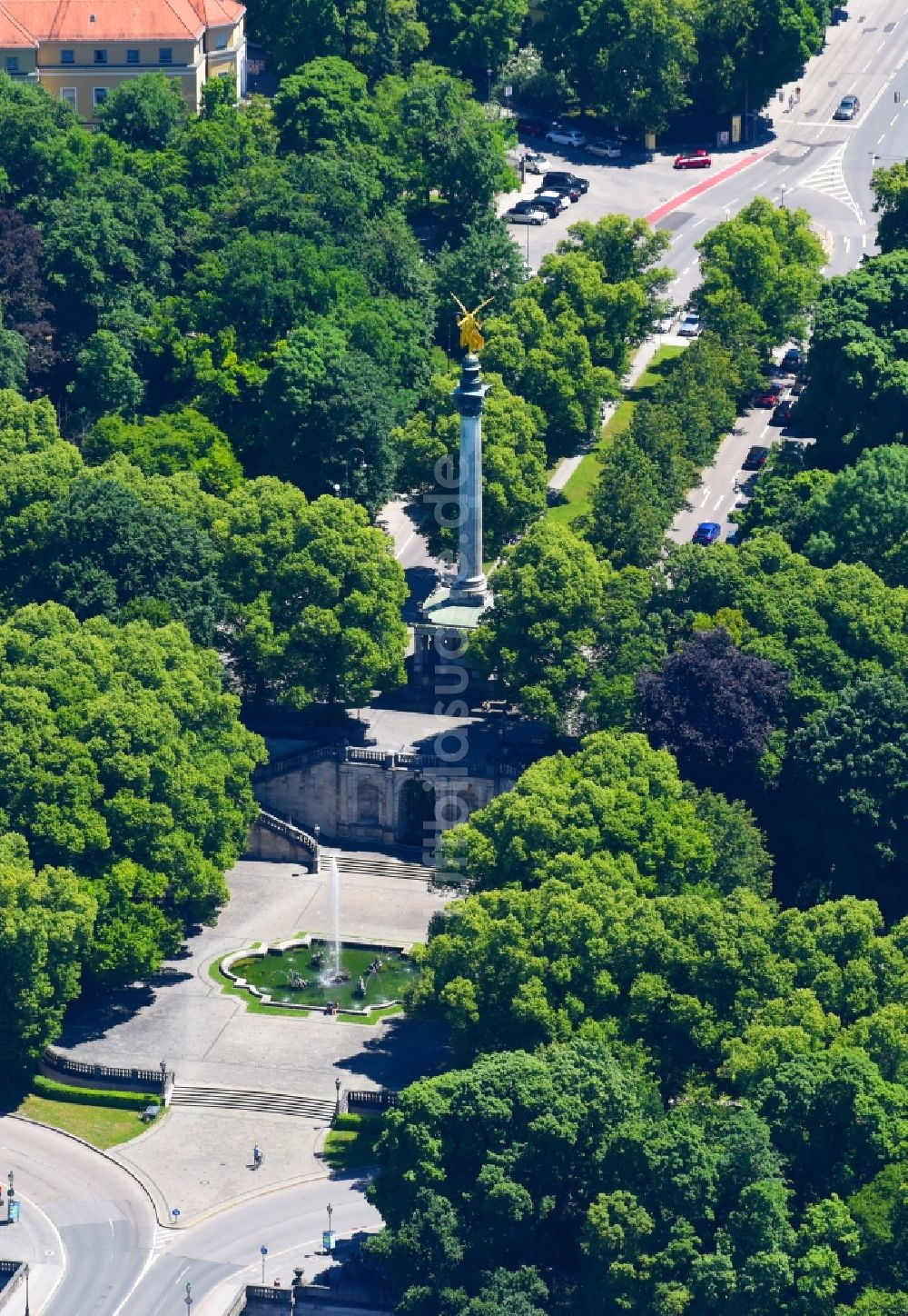 München von oben - Parkanlage Friedensengel an der Prinzregentenstraße im Ortsteil Bogenhausen in München im Bundesland Bayern, Deutschland