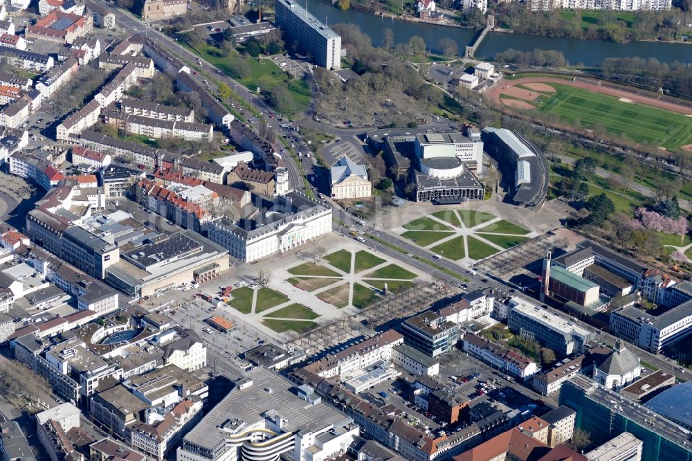 Kassel von oben - Parkanlage Friedrichsplatz in Kassel im Bundesland Hessen, Deutschland