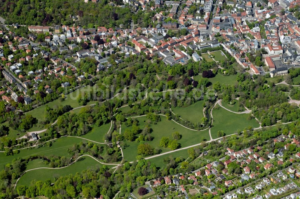 Weimar aus der Vogelperspektive: Parkanlage an Goethes Gartenhaus im Park an der Ilm in Weimar im Bundesland Thüringen, Deutschland