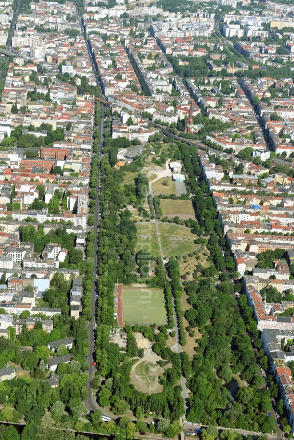 Luftbild Berlin - Parkanlage des Görlitzer Park im Ortsteil Friedrichshain-Kreuzberg in Berlin, Deutschland