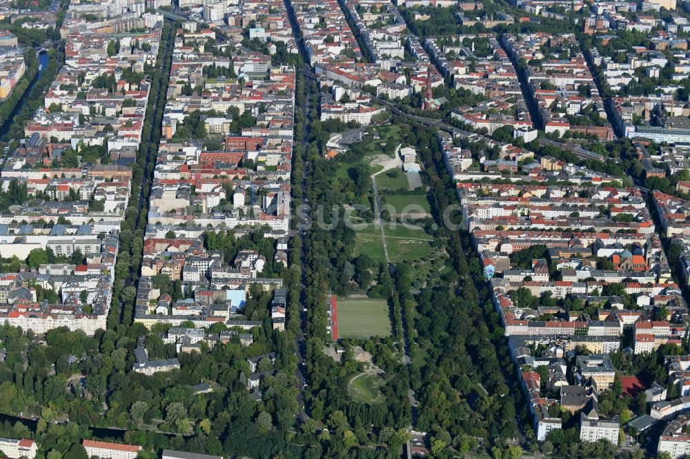 Luftaufnahme Berlin - Parkanlage Görlitzer Park im Ortsteil Kreuzberg in Berlin, Deutschland