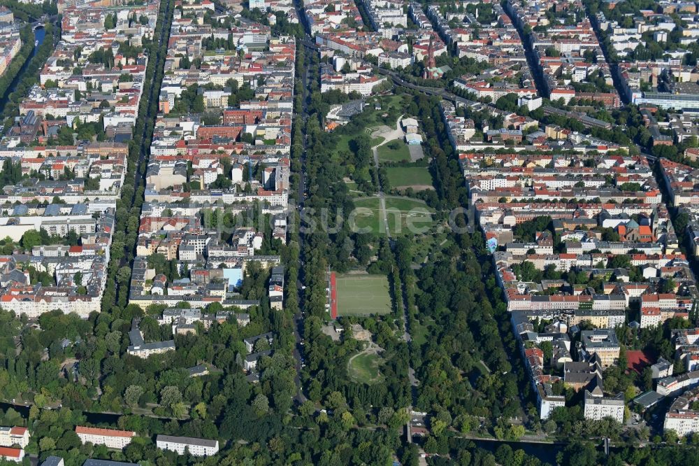 Berlin von oben - Parkanlage Görlitzer Park im Ortsteil Kreuzberg in Berlin, Deutschland