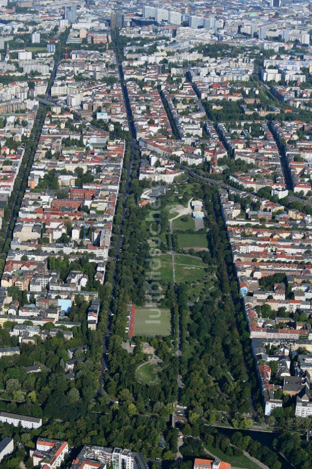 Berlin aus der Vogelperspektive: Parkanlage Görlitzer Park im Ortsteil Kreuzberg in Berlin, Deutschland