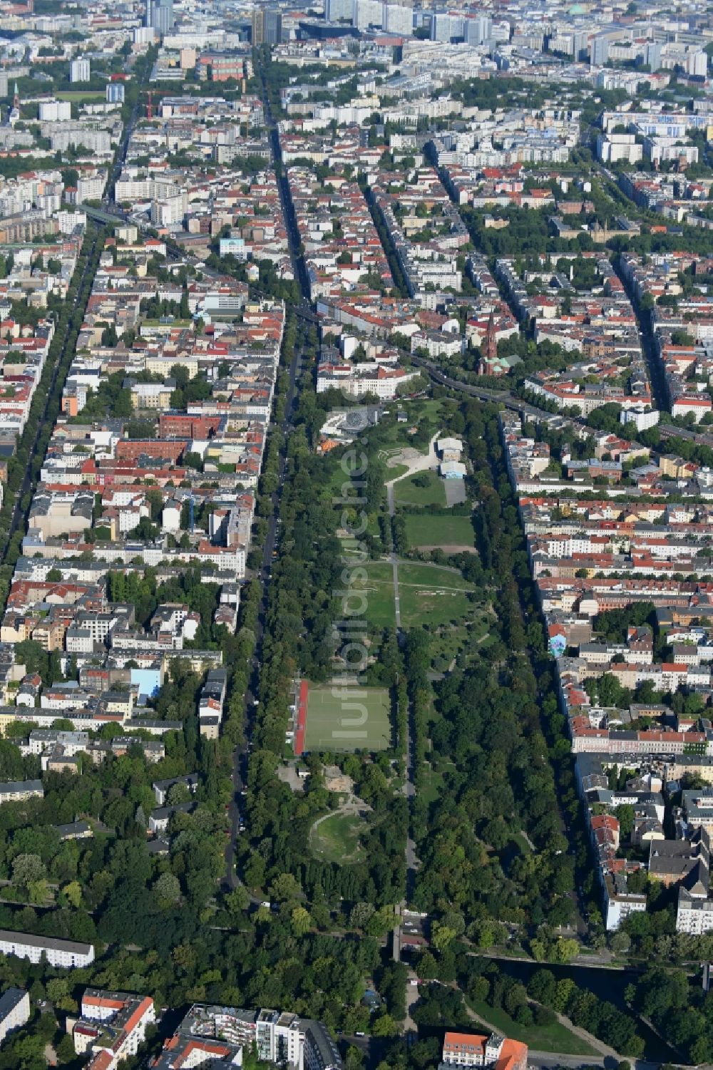 Luftbild Berlin - Parkanlage Görlitzer Park im Ortsteil Kreuzberg in Berlin, Deutschland