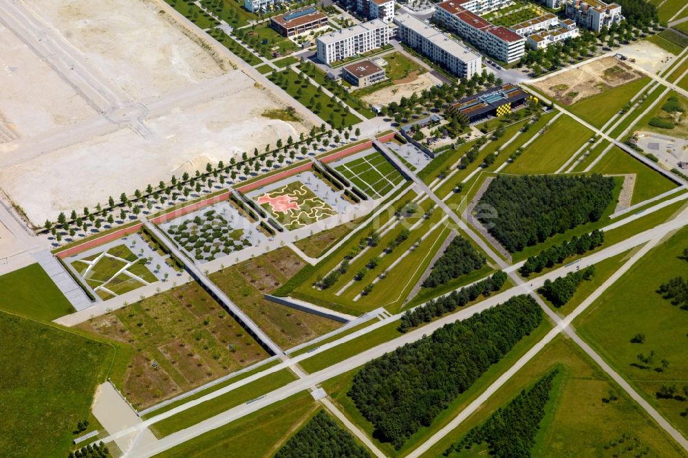 Luftbild München - Parkanlage und Grünflächen im Süden der Messestadt Riem in München im Bundesland Bayern