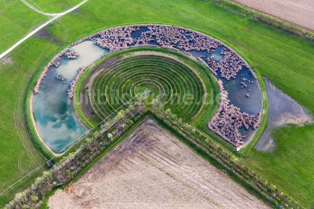 Persereano aus der Vogelperspektive: Parkanlage einer halbrunden Teichanlage in Persereano in Friuli-Venezia Giulia, Italien