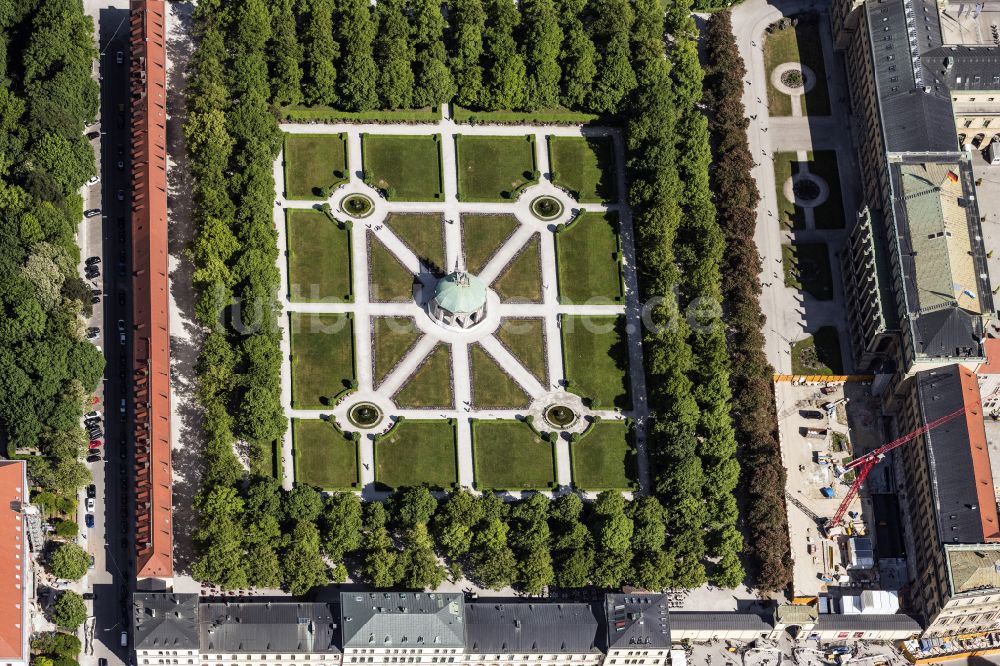 München aus der Vogelperspektive: Parkanlage Hofgarten in München im Bundesland Bayern, Deutschland