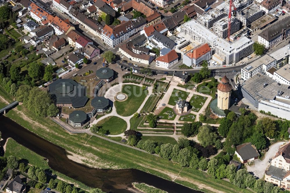 Luftbild Rastatt - Parkanlage Kleiner Park bei Badner Halle sowie das Kultur und Veranstaltungszentrum Badner Halle in Rastatt im Bundesland Baden-Württemberg, Deutschland