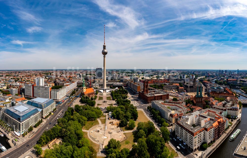 Berlin aus der Vogelperspektive: Parkanlage Marx-Engels-Forum in Berlin, Deutschland