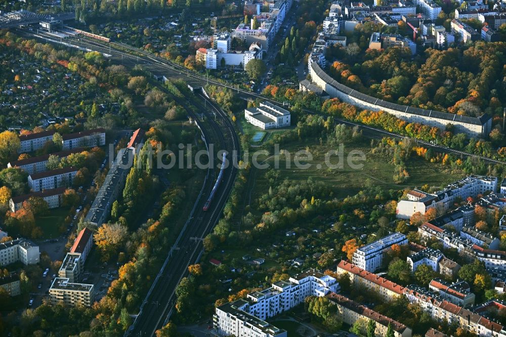 Berlin aus der Vogelperspektive: Parkanlage Das Nasse Dreieck in Berlin, Deutschland