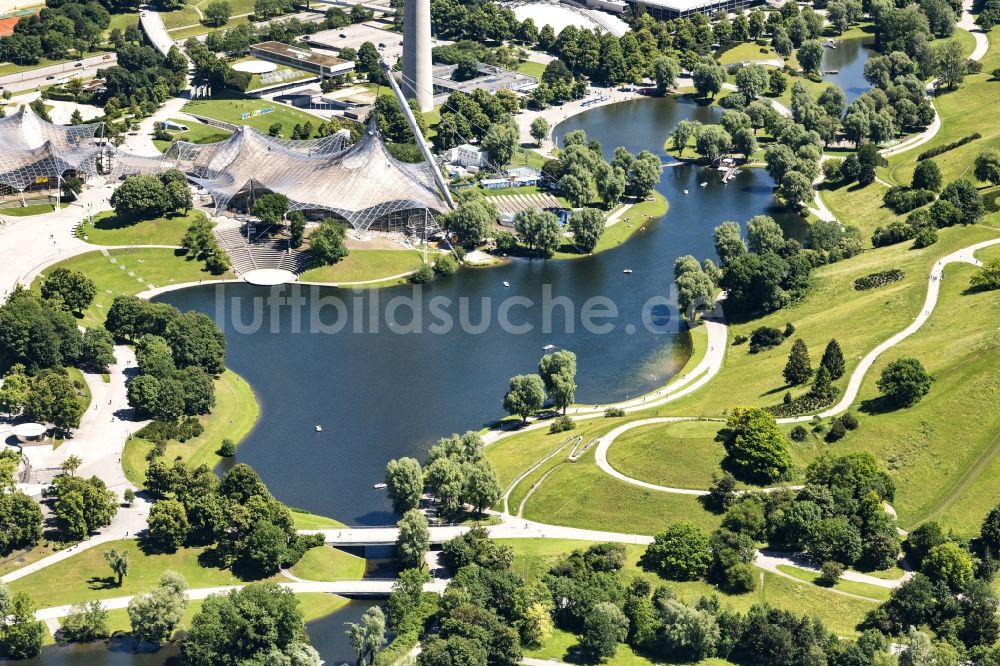Luftaufnahme München - Parkanlage des Olympiapark mit den Hügeln des Olympiaberg im Ortsteil Neuhausen-Nymphenburg in München im Bundesland Bayern, Deutschland