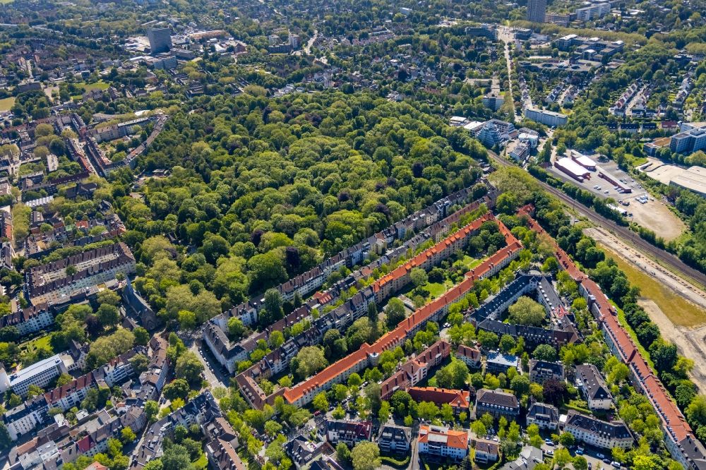 Luftaufnahme Dortmund - Parkanlage des Ostfriedhof Dortmund zwischen Von-der-Goltz-Straße und Robert-Koch-Straße in Dortmund im Bundesland Nordrhein-Westfalen, Deutschland