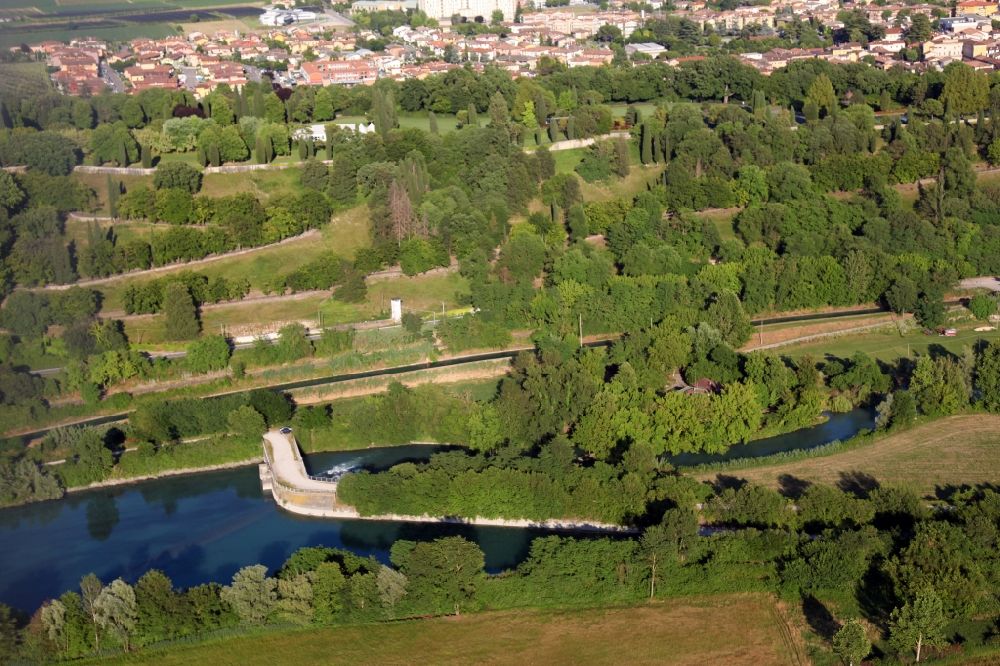 Luftaufnahme Valeggio sul Mincio - Parkanlage des Parco Giardino Sigurtà in Valeggio sul Mincio in Venetien, Italien