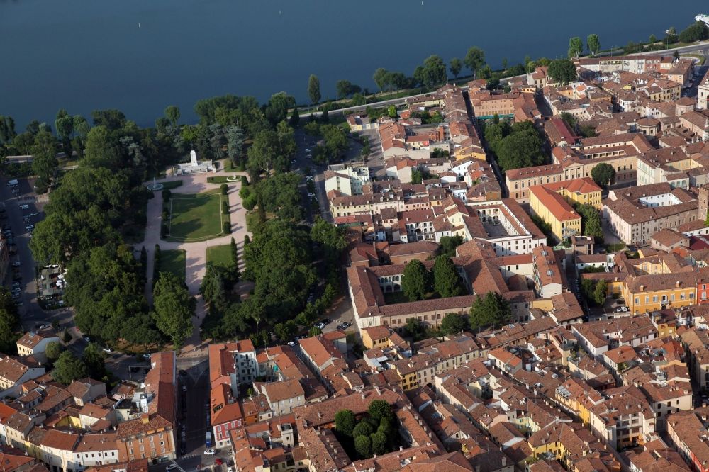 Luftaufnahme Mantua - Parkanlage der Piazza Virgiliana in Mantua in der Lombardei, Italien