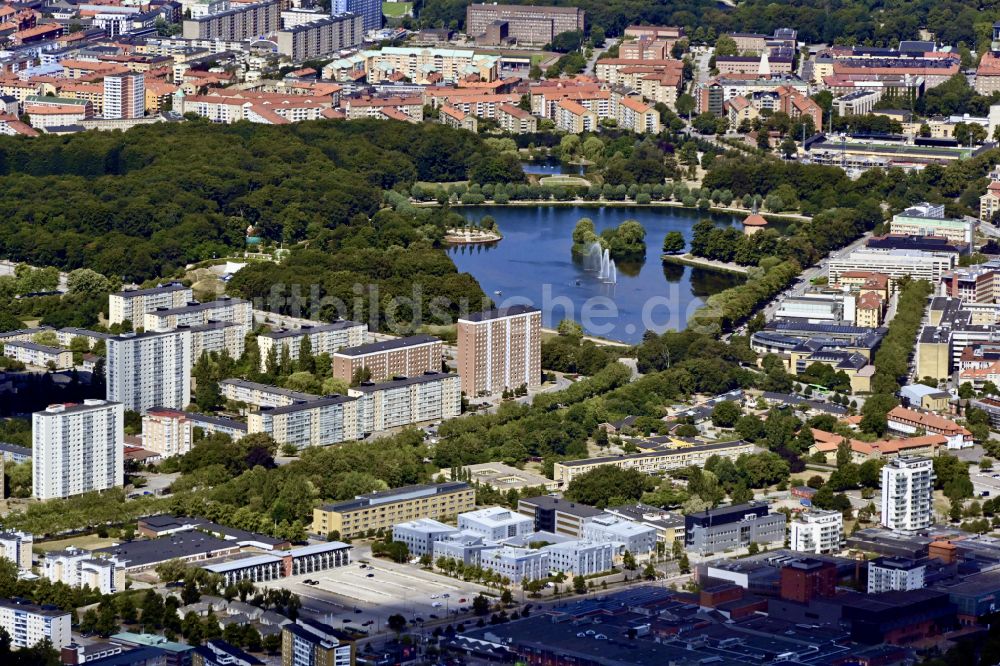 Malmö von oben - Parkanlage Pildammsparken in Malmö in Skane län, Schweden