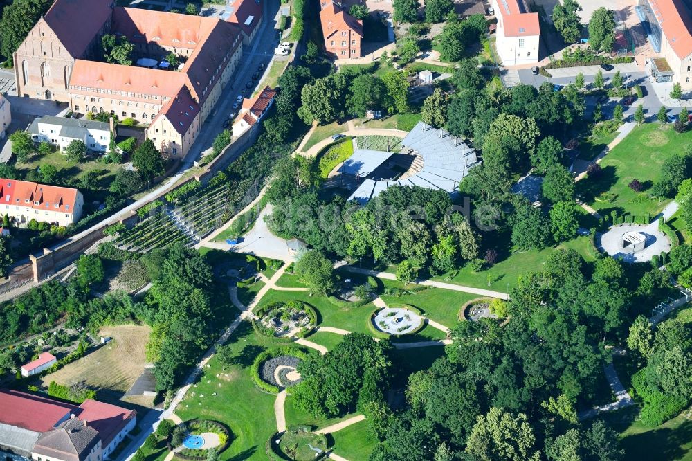 Prenzlau aus der Vogelperspektive: Parkanlage Platz der Einheit in Prenzlau im Bundesland Brandenburg, Deutschland