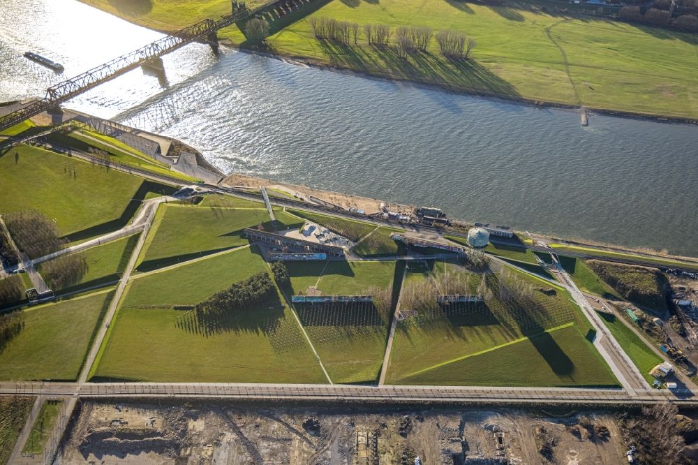 Luftbild Duisburg - Parkanlage Rheinpark mit Rhein im Ortsteil Duisburg Mitte in Duisburg im Bundesland Nordrhein-Westfalen, Deutschland