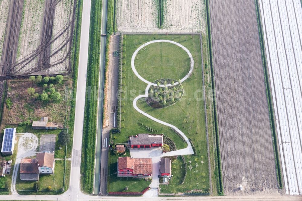 Monticelli von oben - Parkanlage mit rundem Weg in Monticelli in Emilia-Romagna, Italien