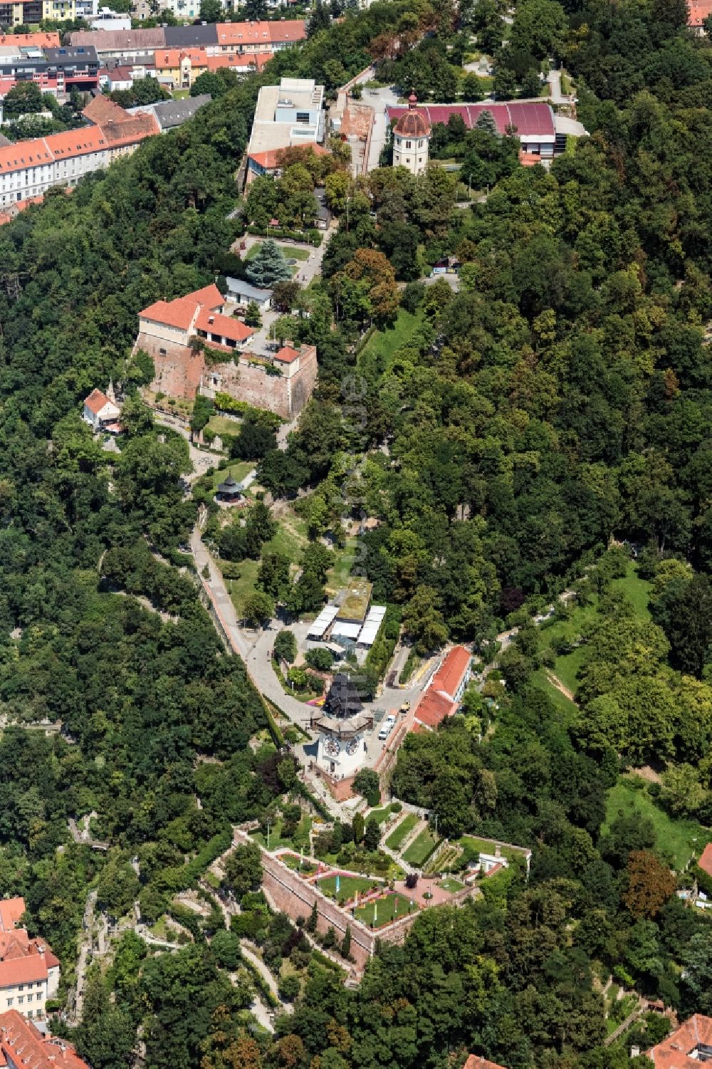Luftaufnahme Graz - Parkanlage Schloßberg in Graz in Steiermark, Österreich