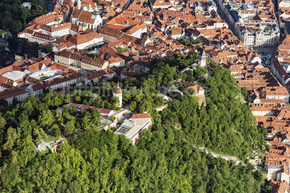 Luftaufnahme Graz - Parkanlage Schloßberg in Graz in Steiermark, Österreich