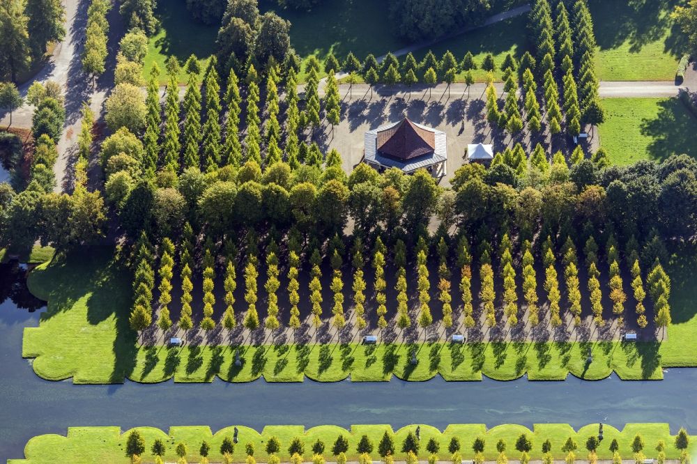 Luftaufnahme Schwerin - Parkanlage Schlossgarten am Burgsee in Schwerin im Bundesland Mecklenburg-Vorpommern, Deutschland