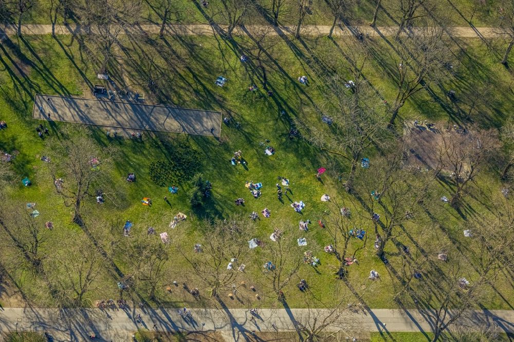 Luftaufnahme Dortmund - Parkanlage mit sich sonnenden Menschen im Ortsteil Westpark in Dortmund im Bundesland Nordrhein-Westfalen, Deutschland
