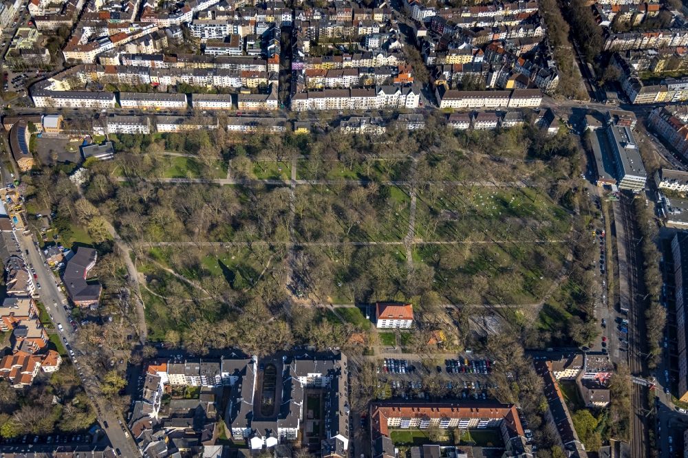 Luftbild Dortmund - Parkanlage mit sich sonnenden Menschen im Ortsteil Westpark in Dortmund im Bundesland Nordrhein-Westfalen, Deutschland