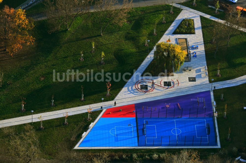 Luftbild Berlin - Parkanlage und Spielplatz mit Sandflächen in Berlin, Deutschland