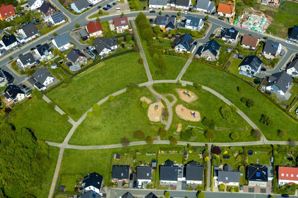 Luftbild Breckerfeld - Parkanlage und Spielplatz mit Sandflächen Am Eiskeller - Am Heider Kopf in Breckerfeld im Bundesland Nordrhein-Westfalen, Deutschland