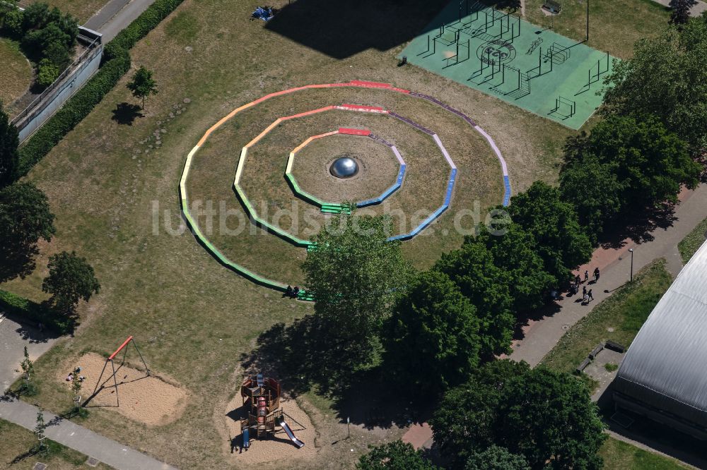 Luftbild Bremen - Parkanlage und Spielplatz mit Sandflächen an der Kaiserslauterner Straße im Ortsteil Tenever in Bremen, Deutschland