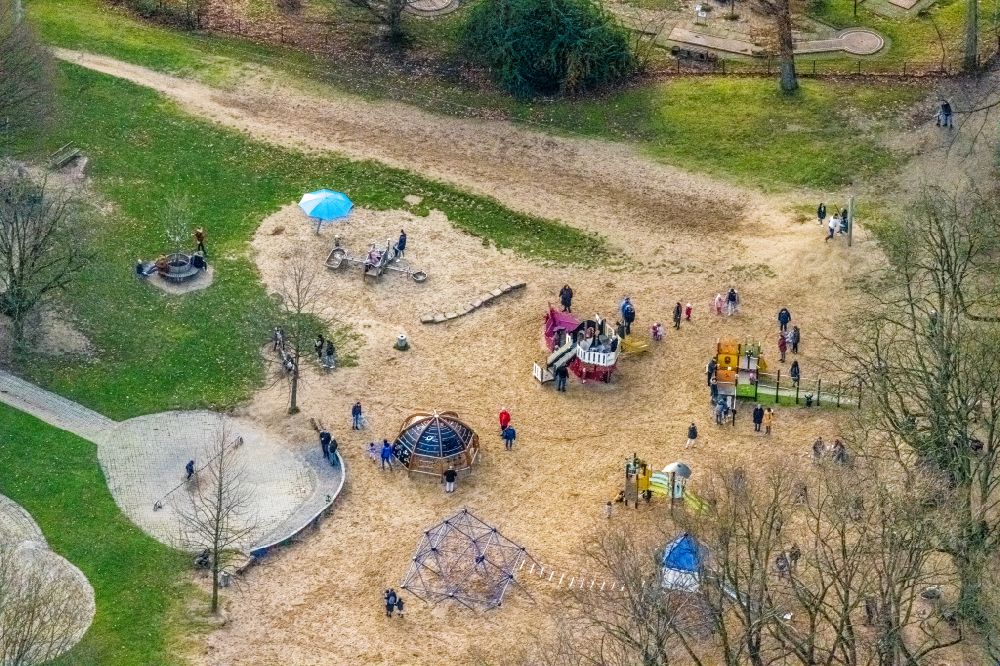 Luftaufnahme Bochum - Parkanlage und Spielplatz mit Sandflächen und Minigolfanlage im Stadtpark in Bochum im Bundesland Nordrhein-Westfalen, Deutschland